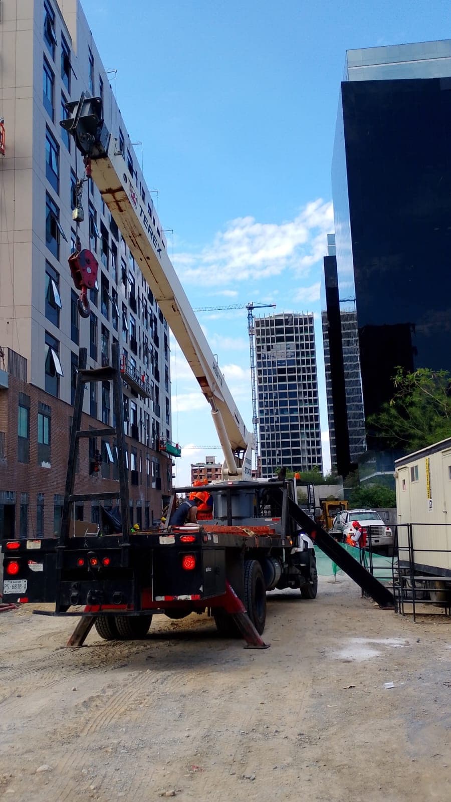 Grúa Titan con pluma telescópica extendida en una obra en construcción de Monterrey