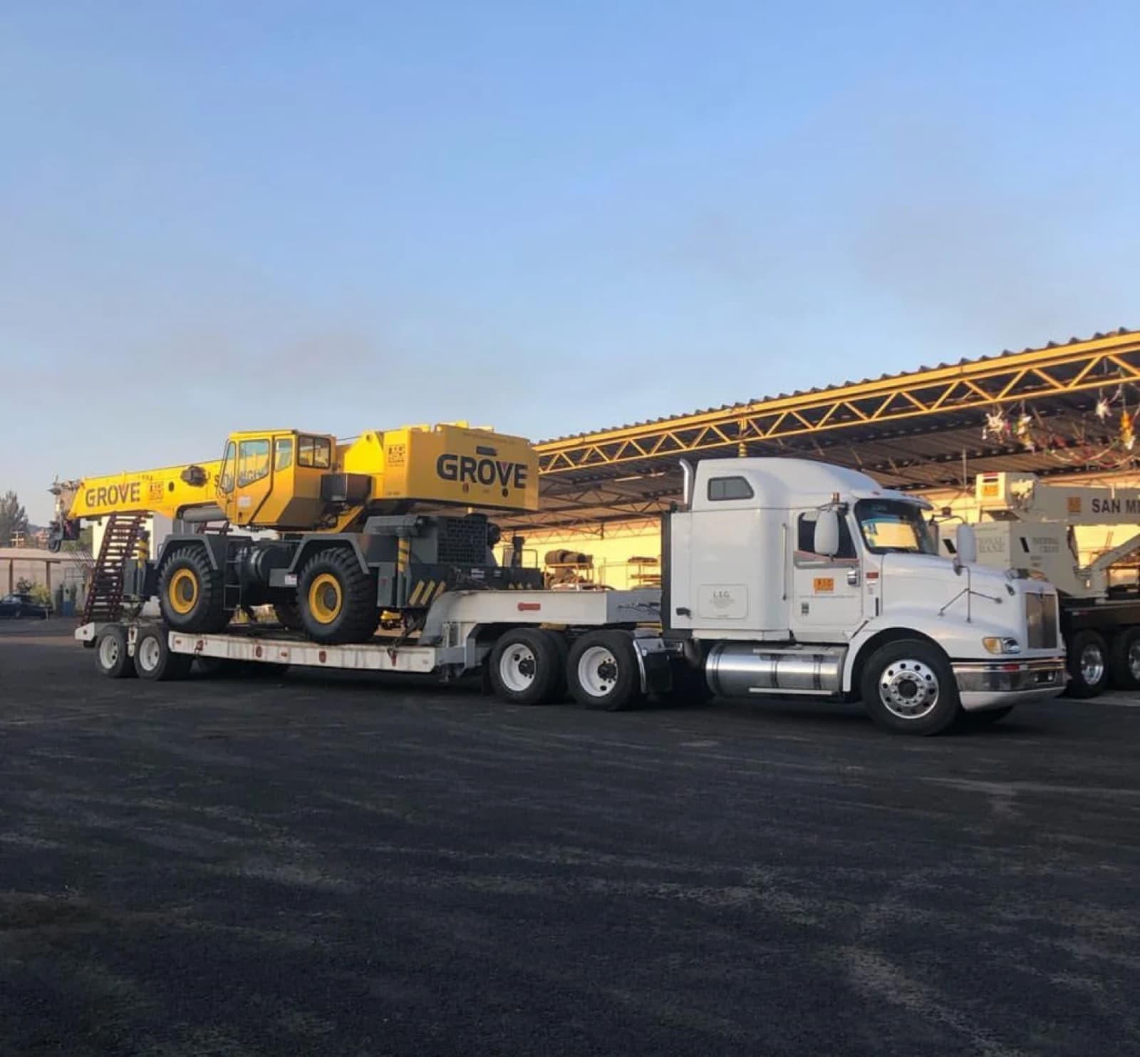 Lowboy transportando dos grúas hacia un proyecto industrial