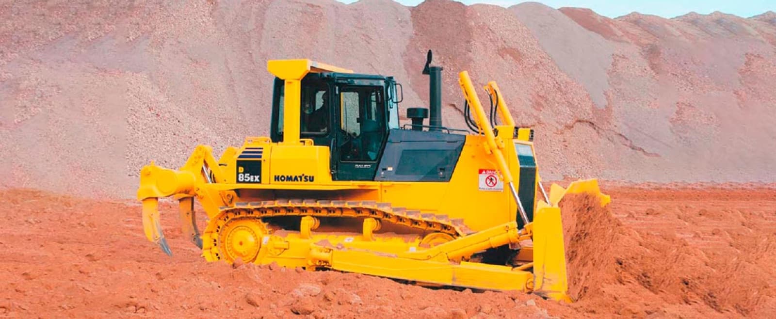 Bulldozer empujando material en un banco de arena