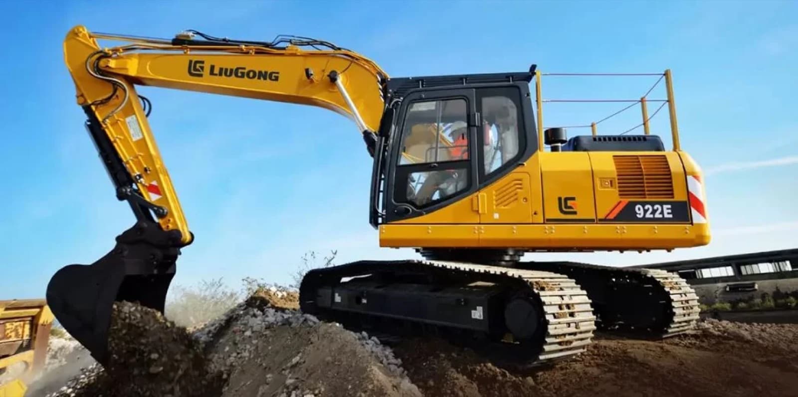 Excavadora sobre orugas trabajando en un frente de excavación
