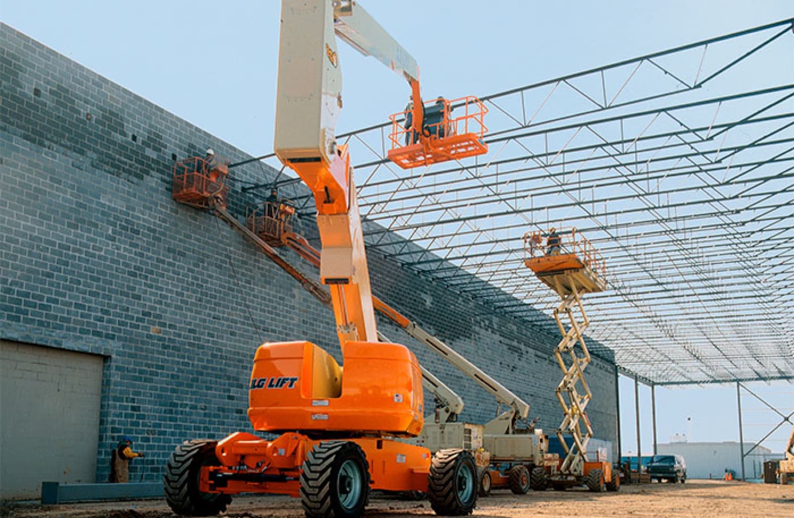 Plataforma articulada de combustión trabajando en obra a cielo abierto