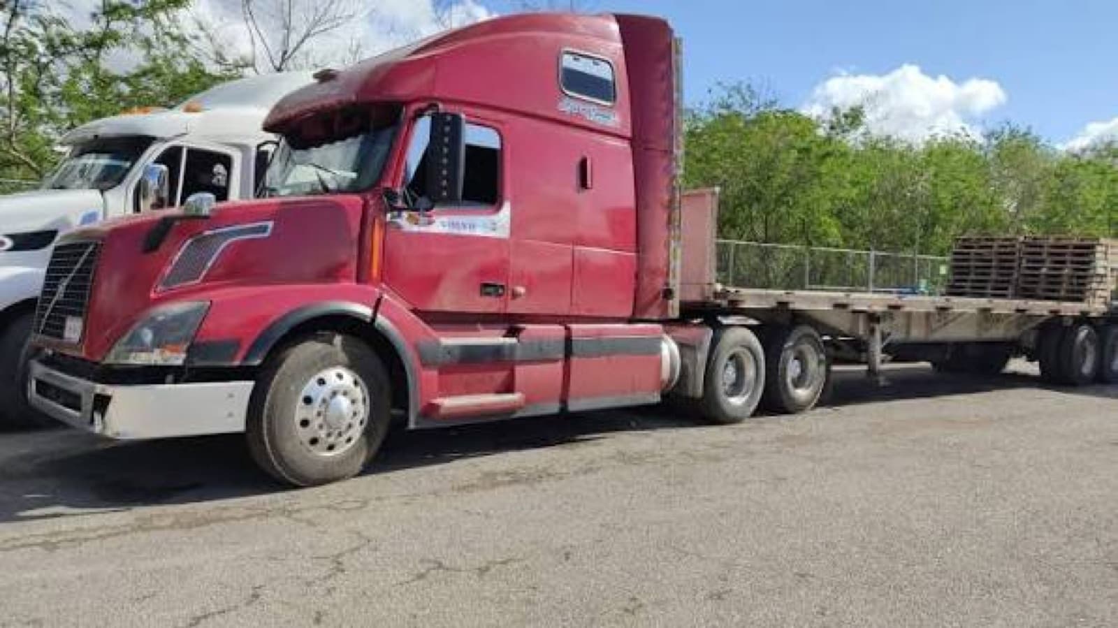 Tractocamión con plana de 53 pies