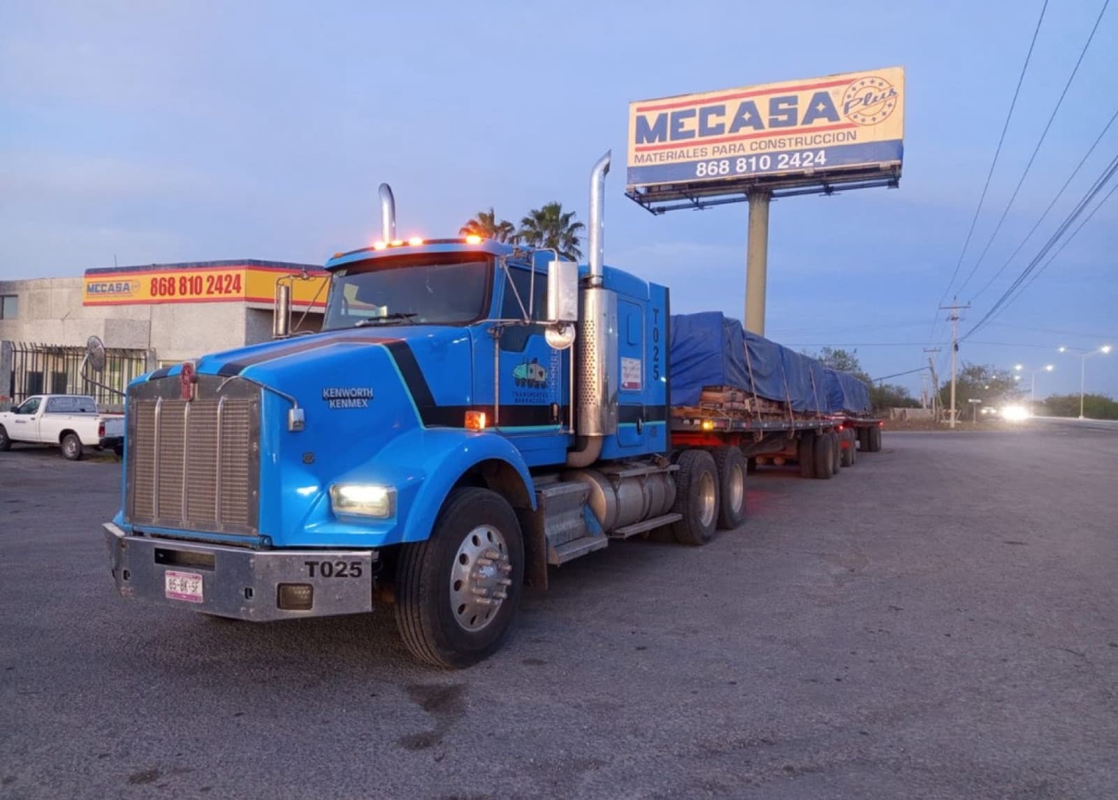 Tractocamión con plana sencilla cargada y cubierta