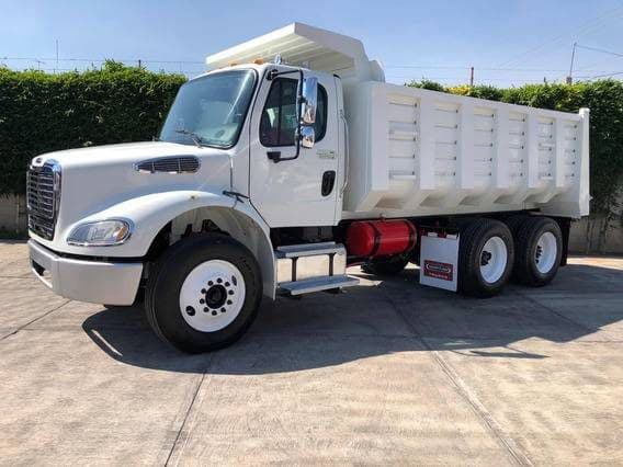Camión de volteo sencillo Freightliner con caja blanca de acero